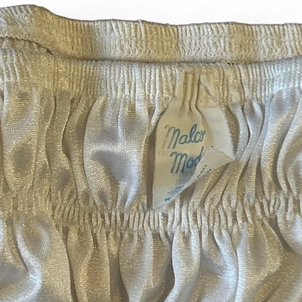 Malco Mode white ruffled bloomer shorts with elastic waistband size large (L5)